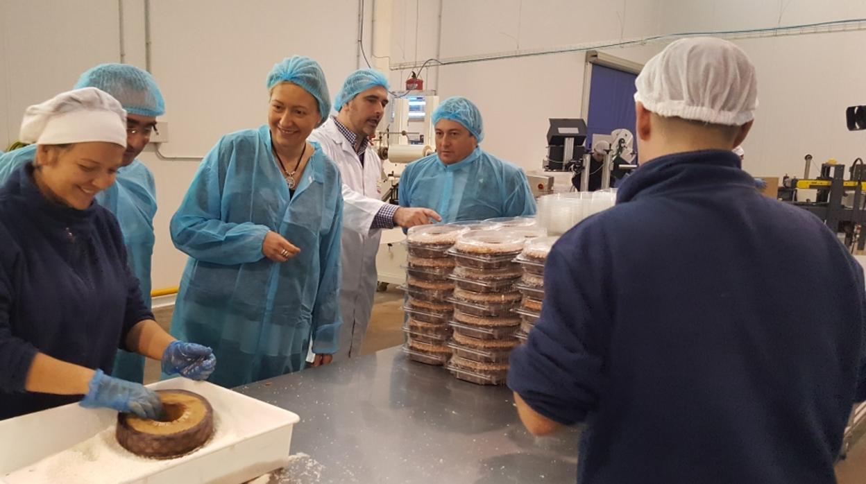 La consejera aragonesa de Economía, Marta Gastón (segunda por la izquierda), durante su visita a las actuales instalaciones de Panadería Menal