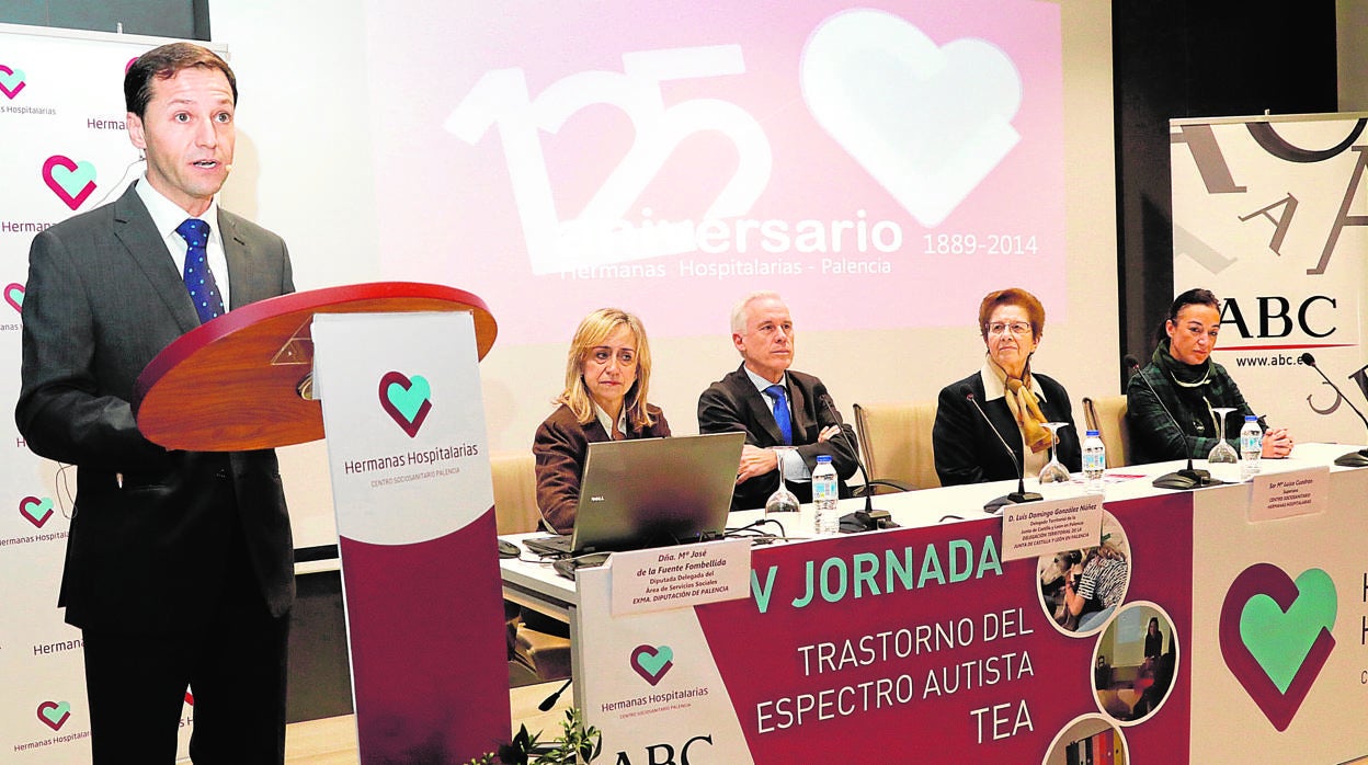 El director gerente del centro sociosanitario de Hermanas Hospitalarias de Palencia, Javier Arellano, interviene en la inauguración