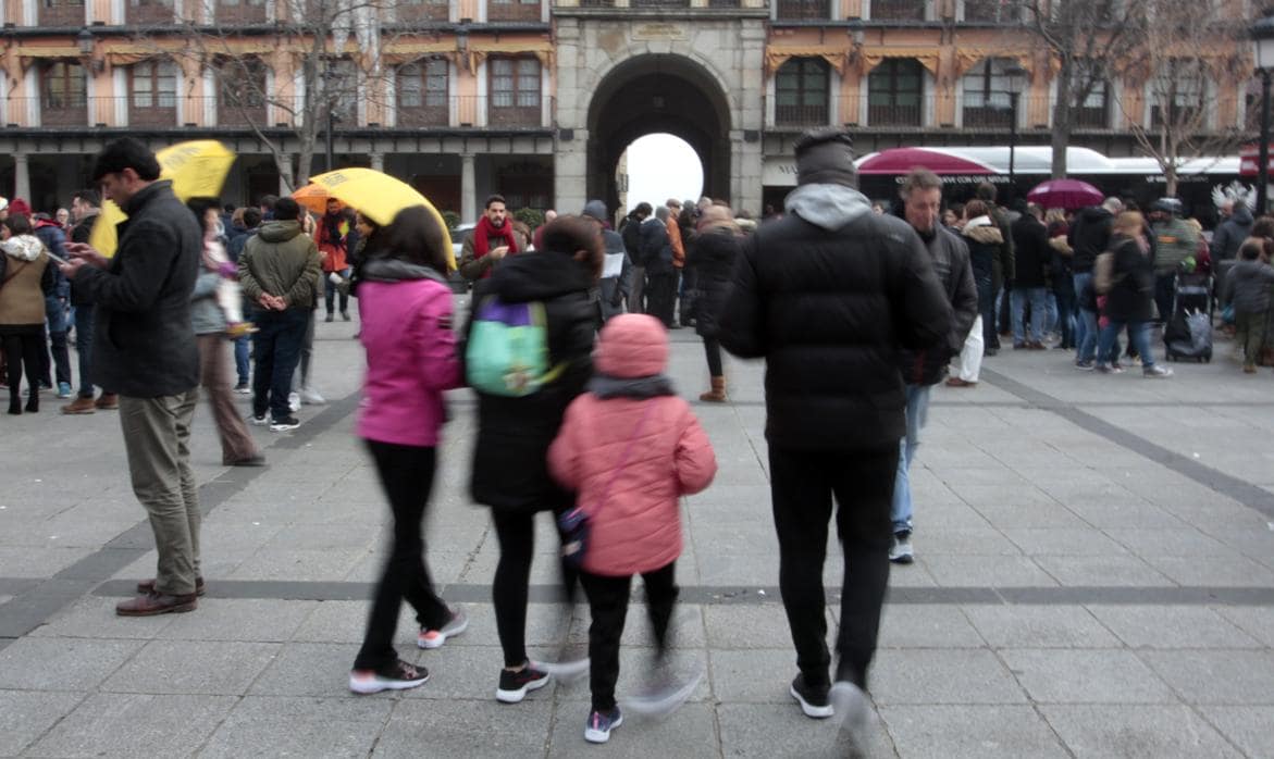 Los turistas y los vecinos se mezclan en la céntrica plaza de Zocodover de Toledo
