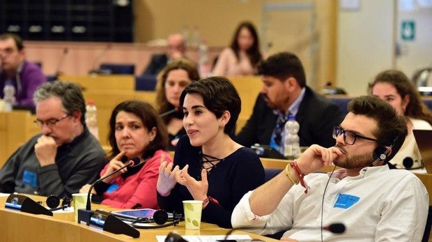 Acosan a una joven al reconocerla como activista constitucionalista