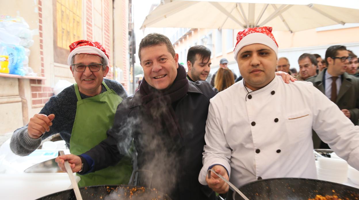 El presidente regional en las tradicionales migas navideñas de Toledo