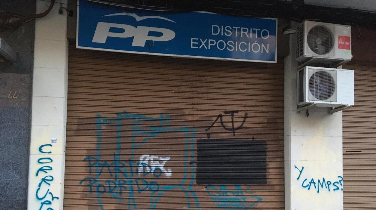 Atacan con pintadas la sede del PP del distrito de Exposición en Valencia