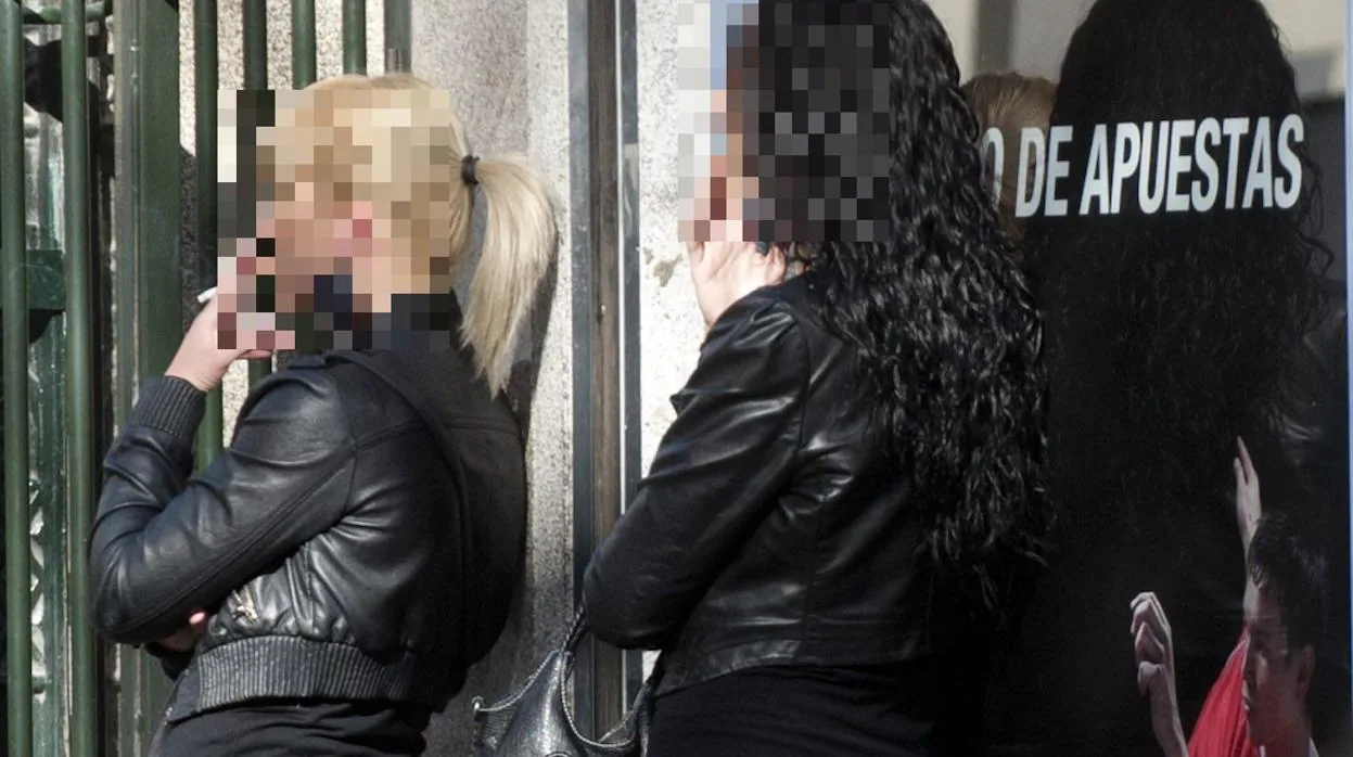 Dos prostitutas en una calle de Madrid