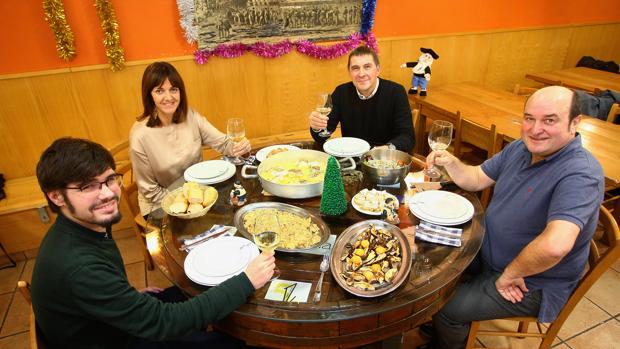 Sánchez avala la foto de Mendía con Otegui sin mencionar a Múgica