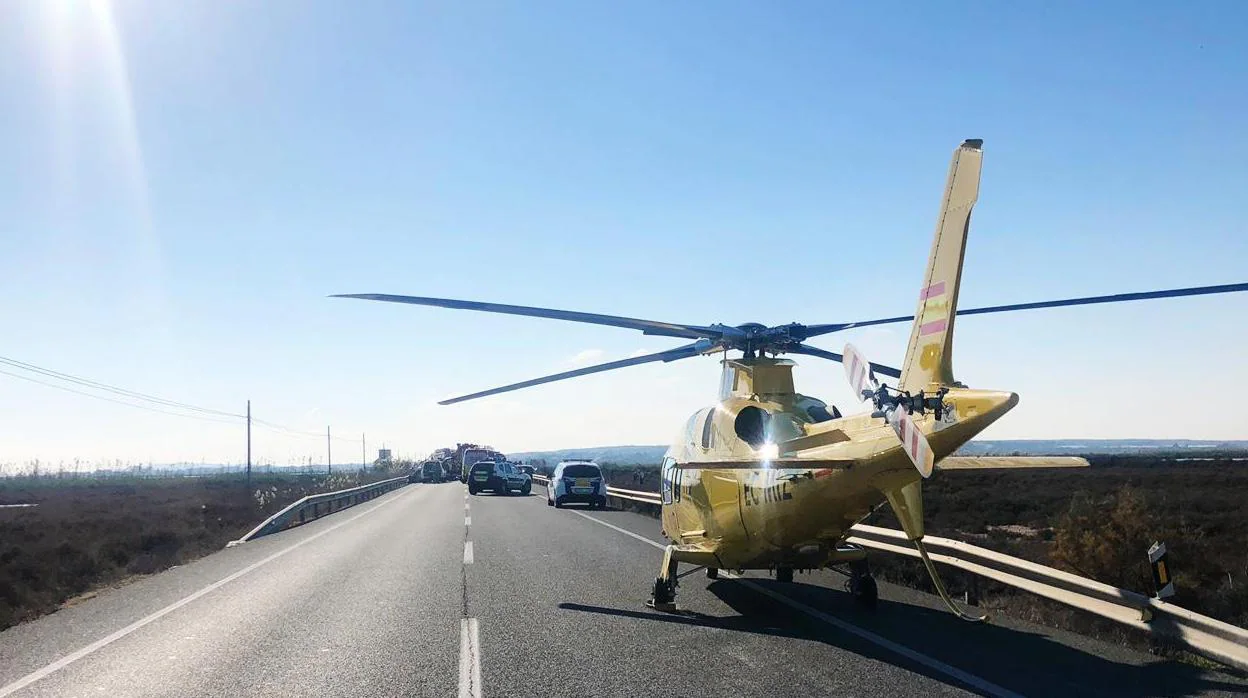 El helicóptero con el equipo médico del SAMU de la Conselleria de Sanitat con sede en el aeródromo de Mutxamel que se ha desplazado al lugar del accidente