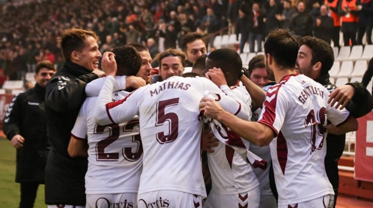 Los jugadores del Albacete se abrazan en la última victoria ante el Rayo Majadahonda (1-0, gol de Rey Manaj)