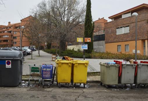 Los carros de supermercados abundan en las calles, junto a otros enseres