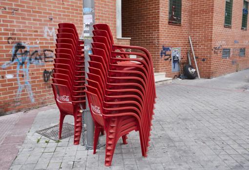 Encadenan las sillas a las farolas, como si estuvieran en la terraza de un bar