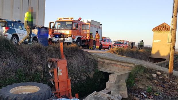 Un hombre de 81 años muere tras salirse de la vía y volcar con su tractor