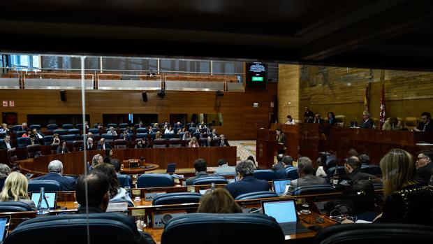 Los partidos apoyan prohibir anuncios de bebidas alcohólicas cerca de colegios