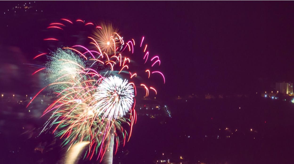 Deslumbrantes fuegos artificiales de Canarias para dar la bienvenida al Año Nuevo