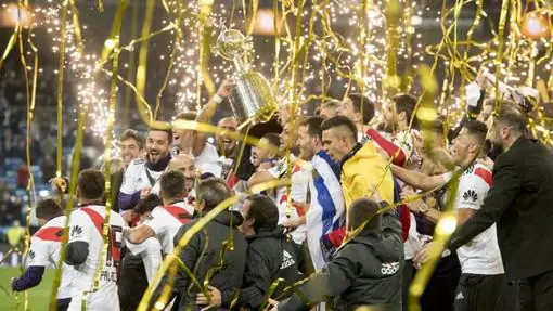 Los jugadores de River Plate celebran su victoría en el Bernabéu