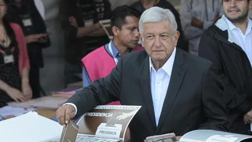 López Obrador depositando su voto