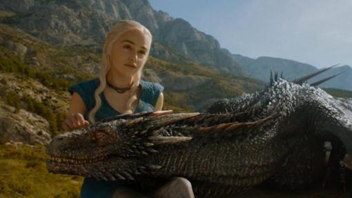 La actriz Emilia Clarke interpreta a Daenerys en «Juego de Tronos»