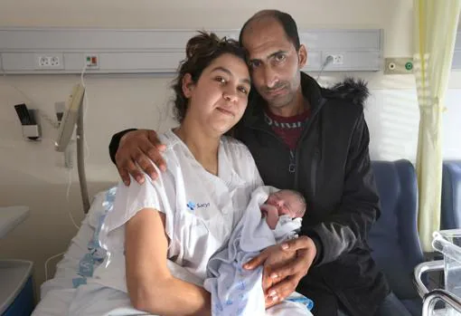 El pequeño Anouar nació a las 4:45, hijo de Rabha Nhila de 20 años y de El Houssine Chouk de 36 años