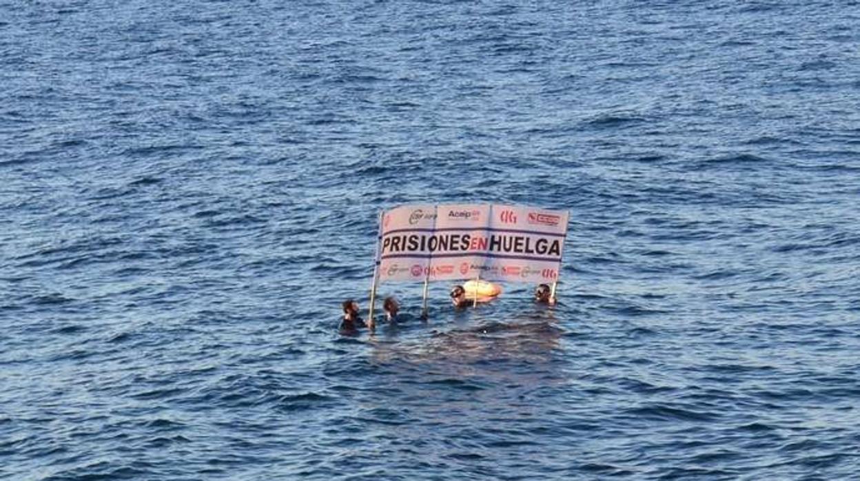 Funcionarios de prisiones llevan al mar su protesta contra Pedro Sánchez en Canarias