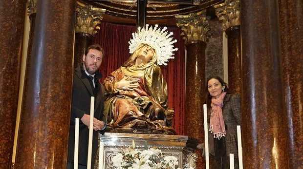 La ministra Maroto y el alcalde Puente, «impresionados» a los pies de la Virgen de las Angustias