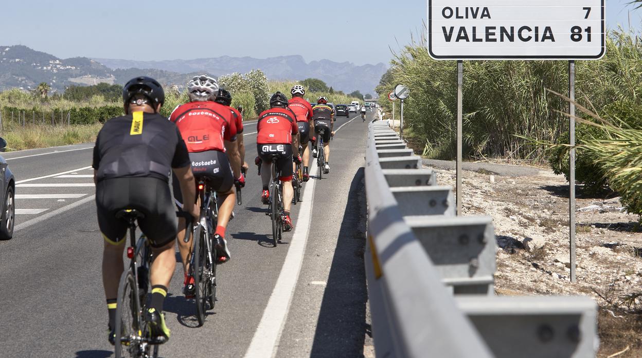 Imagen de archivo de un grupo de ciolistas en una carretera valenciana