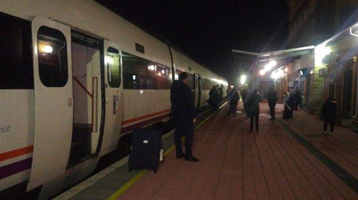 Una avería en el tren de Extremadura a Madrid deja tirados a 200 pasajeros en Navalmoral de la Mata