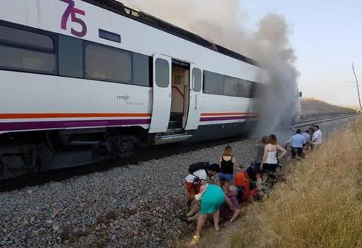 El mismo tren se paró el pasado verano en Rielves a causa de un incendio. En la imagen, los pasajeros fuera del convoy; hubo dos heridos