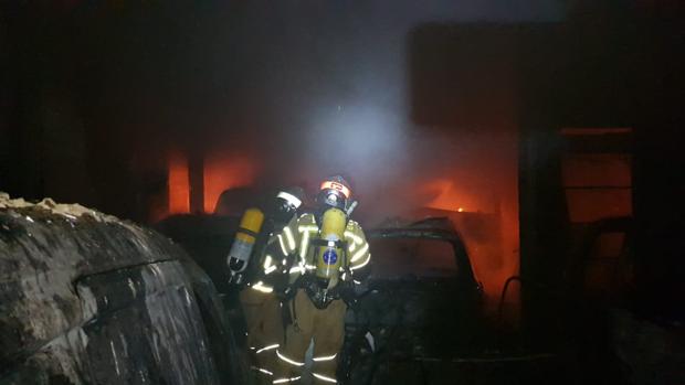 Un violento incendio destruye un edificio en La Almunia y daña otras dos casas