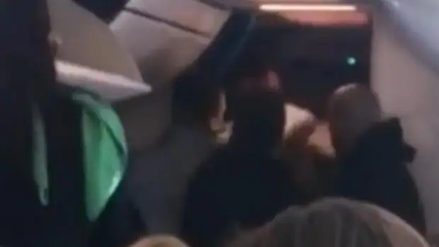 Vídeo: Así fue amarrado un turista británico que iba a Canarias «como bebido»