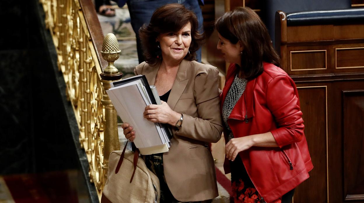 La vicepresidenta del Gobierno, Carmen Calvo, junto a la portavoz socialista, Adriana Lastra.