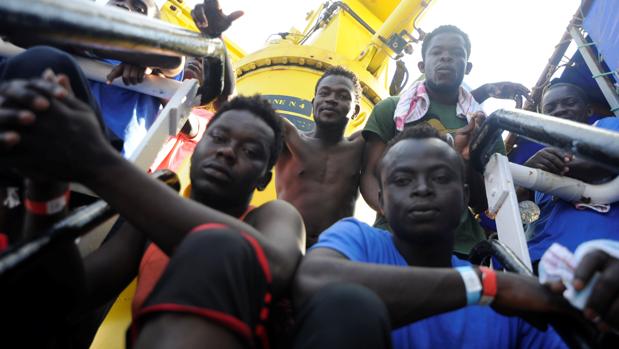 Del Plan África contra los cayucos de 2006 a la «externalización» de fronteras con Marruecos