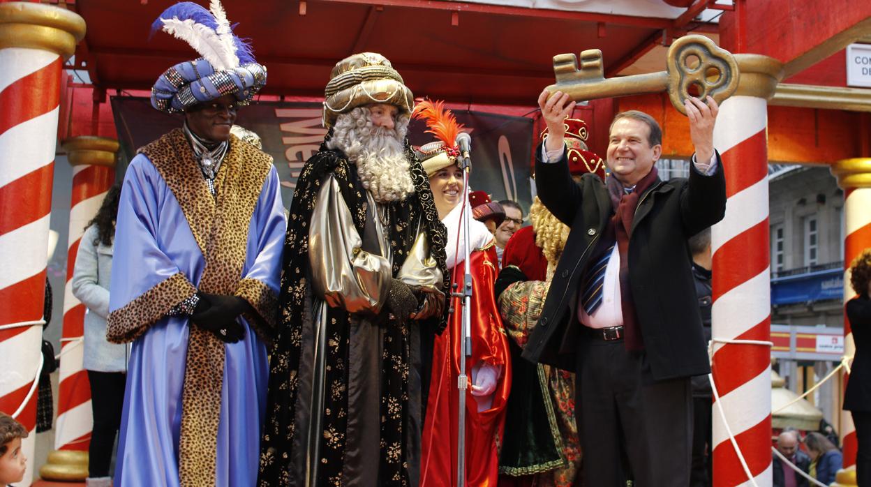 El alcalde de Vigo, Abel Caballero, en la cabalgata de los Reyes Magos en 2016