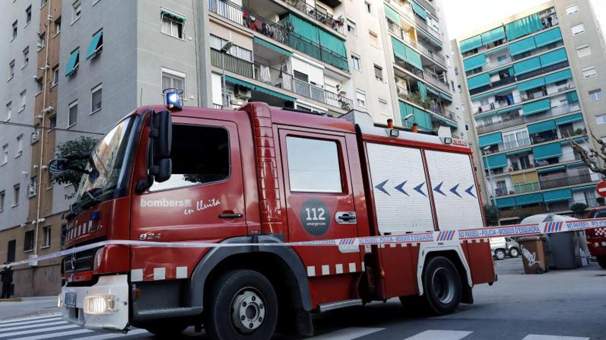 Un camión de bomberos en las inmediaciones de la vivienda ubicada en La Llagosta (Barcelona),