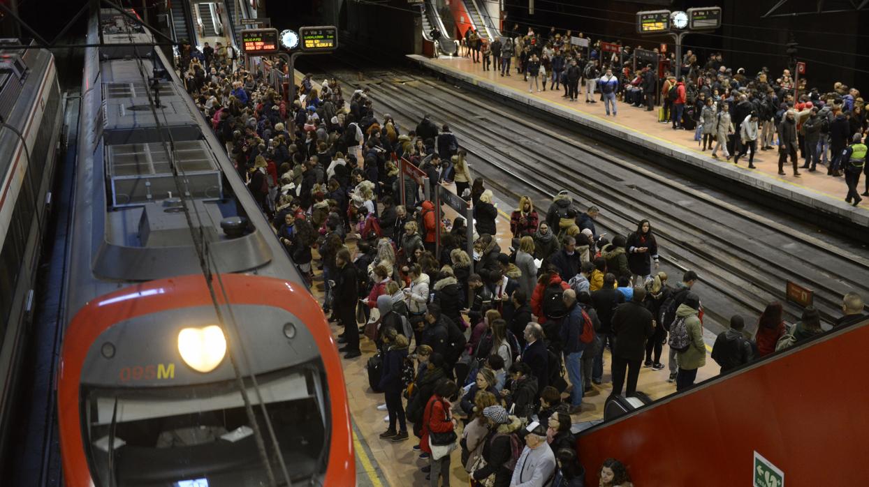 Viajeros a la espera de Cercanías en la estación de Atocha