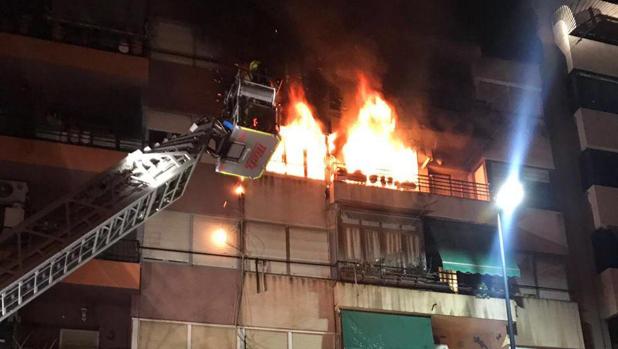 Los bomberos salvan de unas llamas de tres metros a una mujer y a sus dos perros atrapados en casa