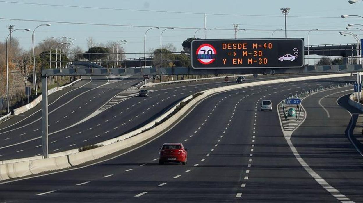 Un tramo de la M-30 donde se informa de que en la M-30 no se puede circular a más de 70 kilómetros por hora