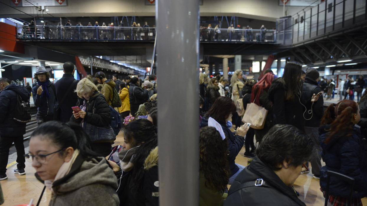 Usuarios de Cercanías esperan su tren en la estación de Atocha