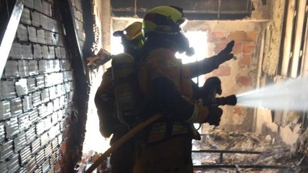 Un incendio con cuatro heridos obliga a desalojar un hotel de 17 plantas en Benidorm