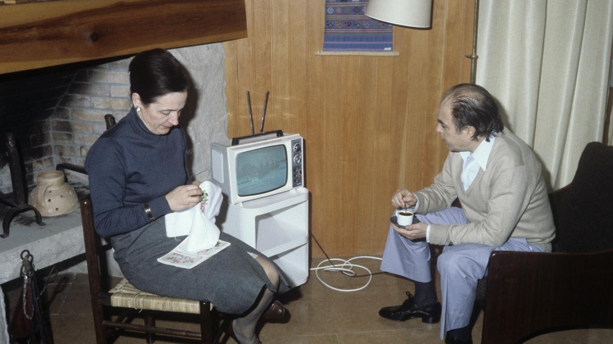 Jordi Pujol y Marta Ferrusola, en su casa de Premía de Mar, en 1980, viendo un informativo televisivo