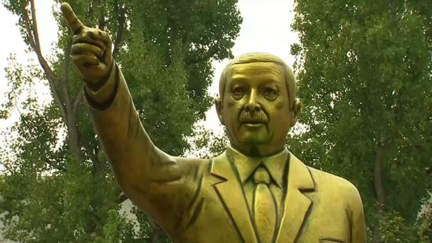 Muere en Canarias la autora de la estatua dorada de Erdogan en Alemania