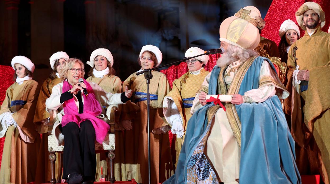 Manuela Carmena habla con los Reyes Magos tras la cabalgata de Madrid