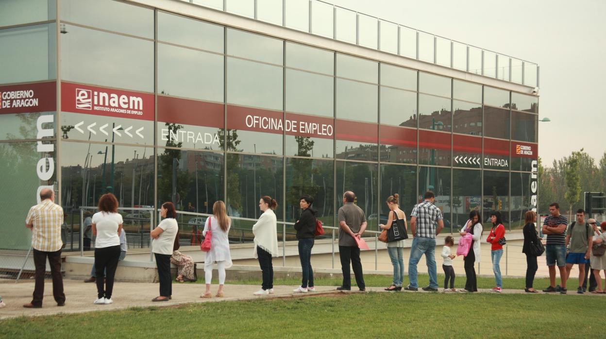 Desempleados haciendo cola a las puertas de una Oficina de Empleo en Zaragoza