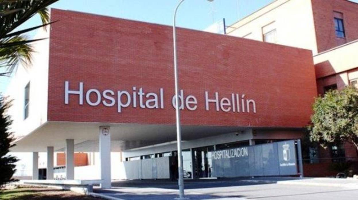 Entrada al hospital de Hellín, donde uno de los acusados de dirigió con amenazas a la madre del otro procesado