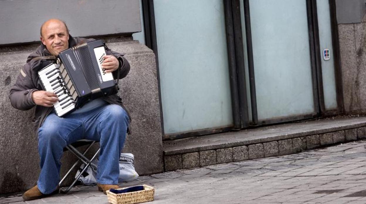 Un músico toca en una de las calles céntricas de Madrid