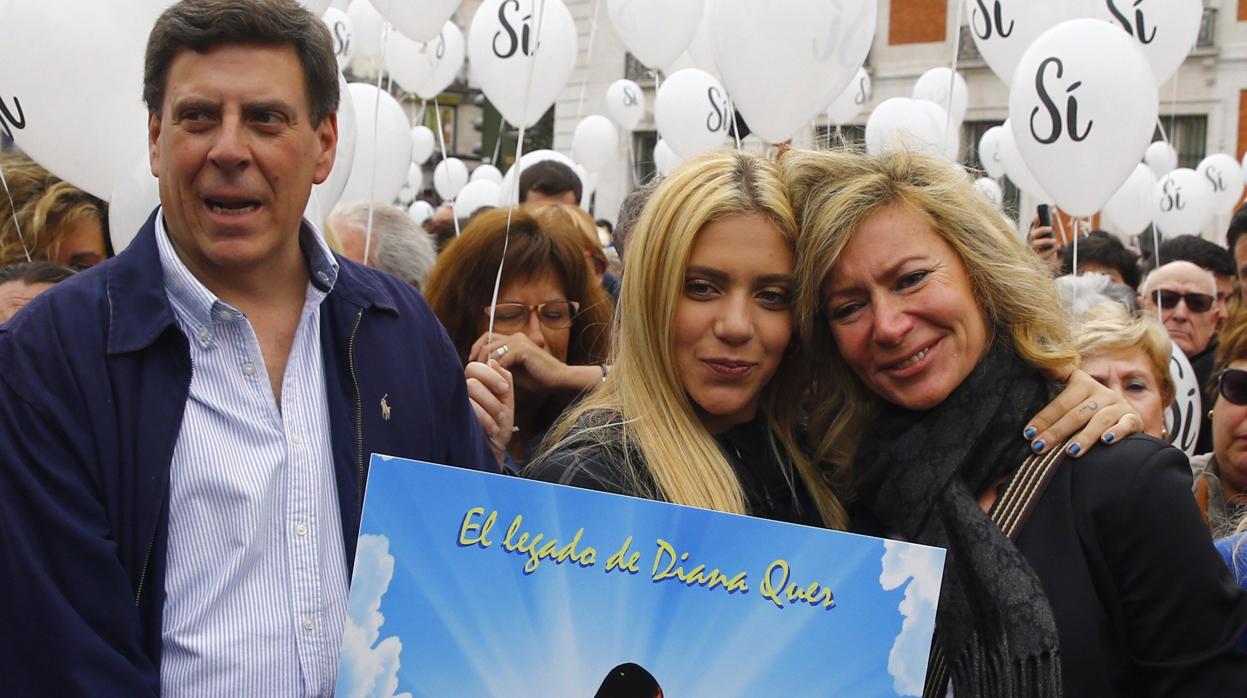 Los padres de Diana Quer junto a Valeria Quer (c), en una manifestación en Madrid
