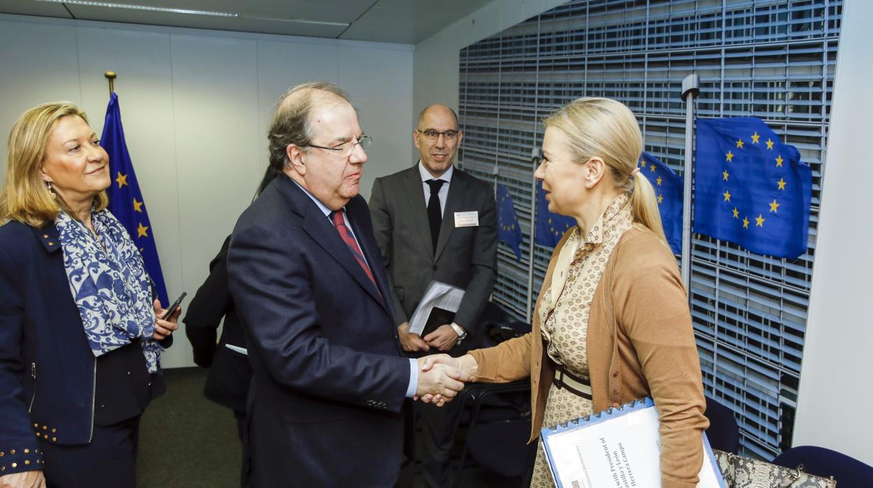 Juan Vicente Herrersa saluda a la comisaria Elzbieta Bienkowska, minutos antes de la reunión