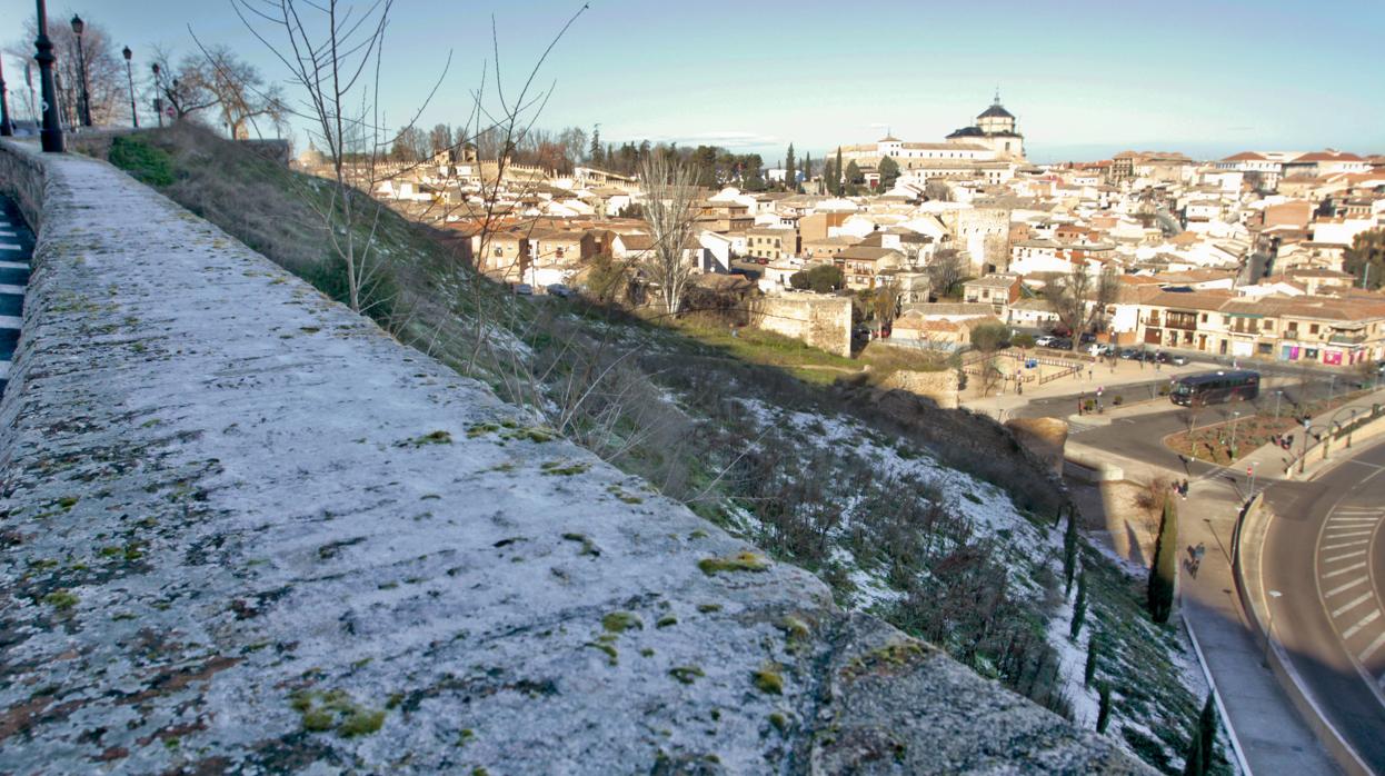La ciudad de Toledo ha amanecido este miércoles, también, con una gran escarcha de hielo