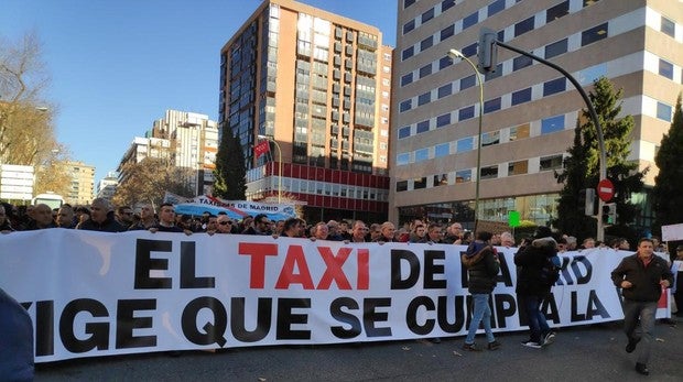 Los taxistas amenazan con una «huelga que pare Madrid» si la Comunidad no regula las VTC