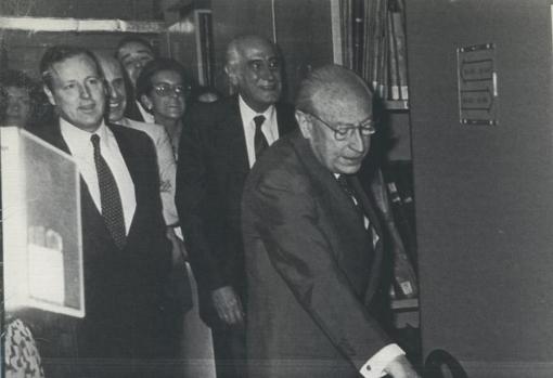 Tierno Galván en la inauguración de la actual en Conde Duque, en 1983