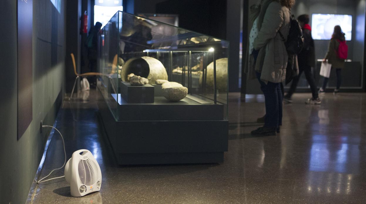 Calefactores instalados en una de las salas del museo, ayer