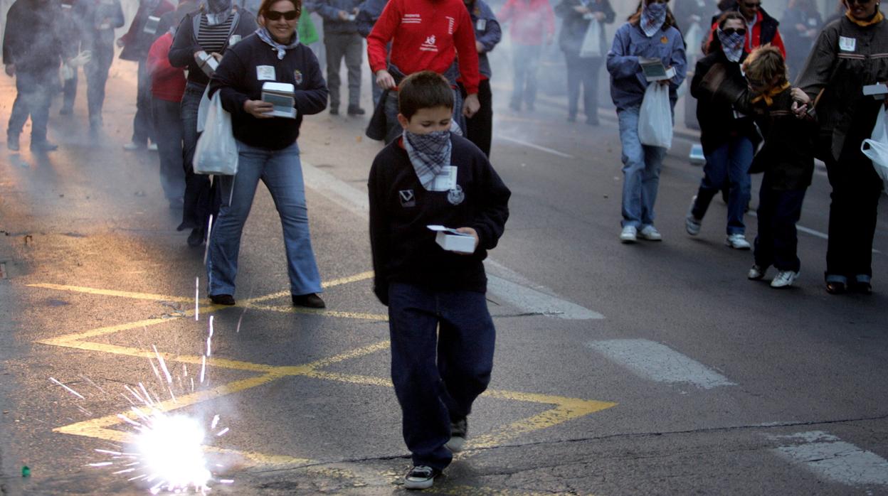 Lanzamiento de petardos en Fallas en Valencia