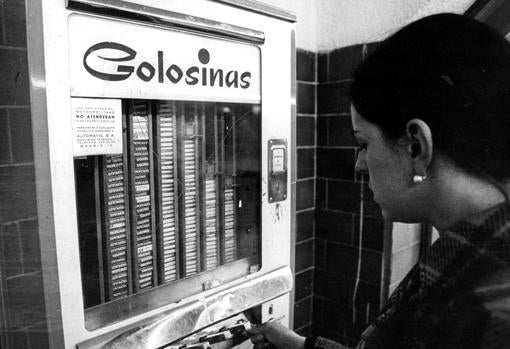 Máquina expendedora de golosinas en 1965