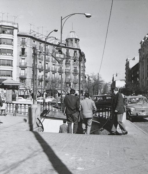 Entrada a la estación de metro de Chamberí en 1966